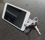 фото Ключ - подставка для телефона Bakku #4