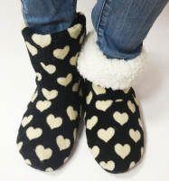 Подарок Домашние тапочки-угги Черные в сердечках
