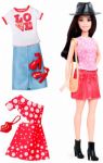 Набор Barbie 'Модница с одеждой, брюнетка в шляпе и розовом топе' (DTD96-40)