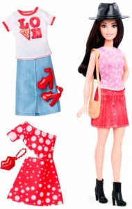 Набор Barbie 'Модница с одеждой, брюнетка в шляпе и розовом топе' (DTD96-40)