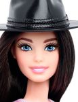 фото Набор Barbie 'Модница с одеждой, брюнетка в шляпе и розовом топе' (DTD96-40) #3