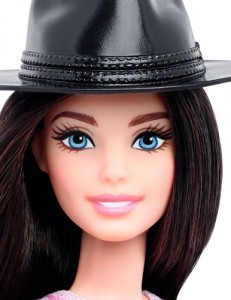 фото Набор Barbie 'Модница с одеждой, брюнетка в шляпе и розовом топе' (DTD96-40) #3