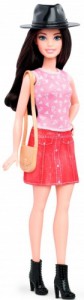 фото Набор Barbie 'Модница с одеждой, брюнетка в шляпе и розовом топе' (DTD96-40) #4