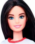 фото Набор Barbie 'Модница с одеждой, брюнетка в шляпе и розовом топе' (DTD96-40) #6